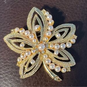 Vintage Gold tone faux Pearl Leaf Brooch